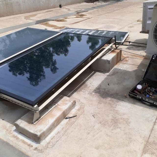 Veľvyslanectvo SR v Indii si ohrieva vodu slnečnými kolektormi